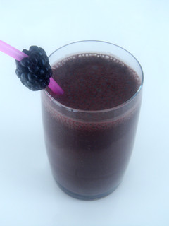 Una foto de Lassi de moras y chocolate