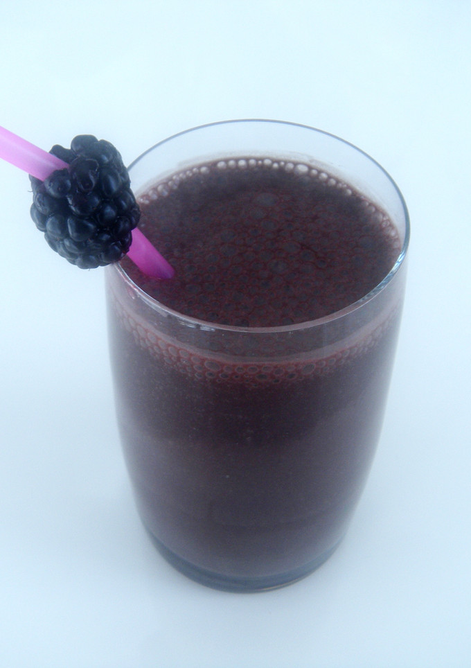Una foto de Lassi de moras y chocolate