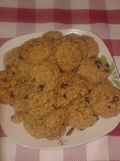 Una foto de Galletas crujientes de avena, pasas, nueces y manzana