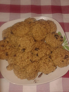 Una foto de Galletas crujientes de avena, pasas, nueces y manzana