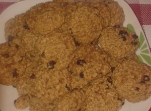 Una foto de Galletas crujientes de avena, pasas, nueces y manzana