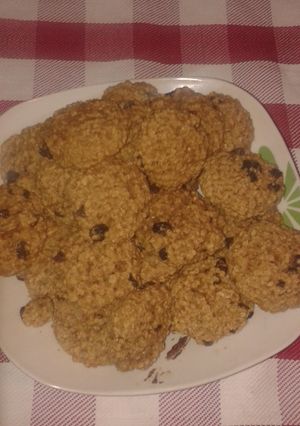 Una foto de Galletas crujientes de avena, pasas, nueces y manzana