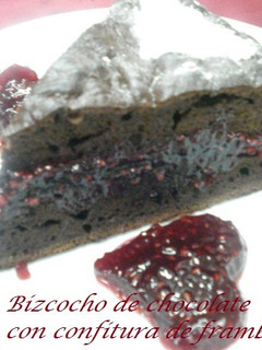 Una foto de Bizcocho de chocolate con confitura de frambuesa