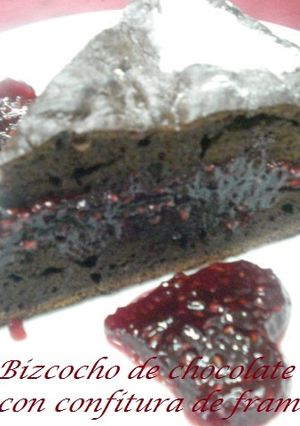 Una foto de Bizcocho de chocolate con confitura de frambuesa