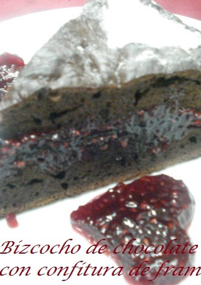 Una foto de Bizcocho de chocolate con confitura de frambuesa