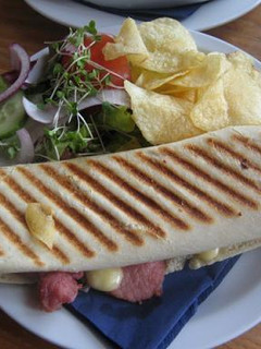Una foto de Bocadillo caliente de lomo con queso