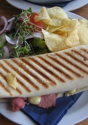 Una foto de Bocadillo caliente de lomo con queso