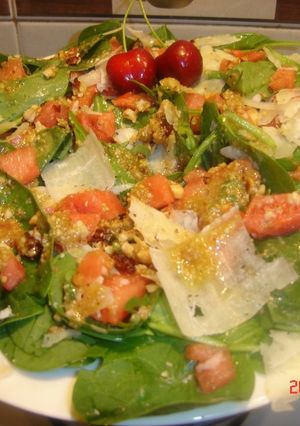 Una foto de Ensalada de espinacas y sandia 