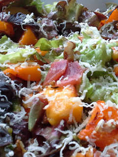 Una foto de Ensalada de calabaza y mango con jamón
