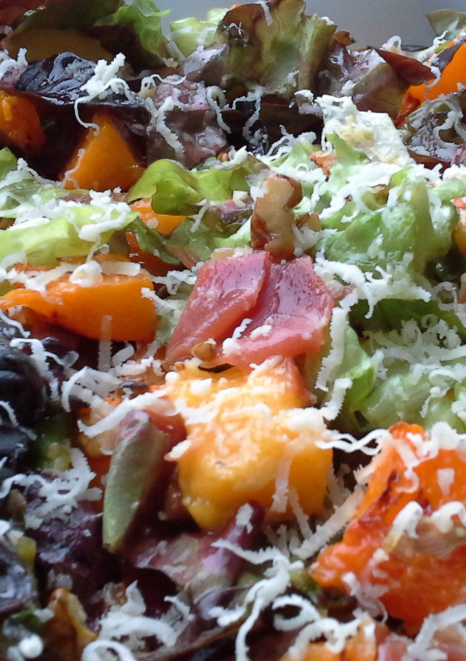 Una foto de Ensalada de calabaza y mango con jamón