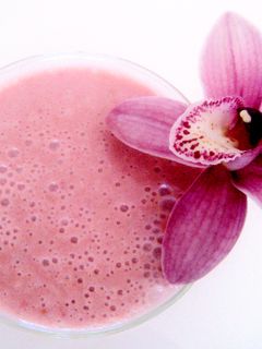 Una foto de Lassi de frutas rojas y maracuyá