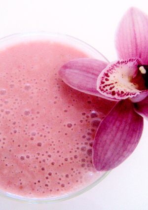 Una foto de Lassi de frutas rojas y maracuyá
