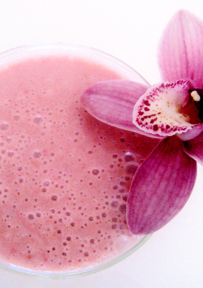 Una foto de Lassi de frutas rojas y maracuyá