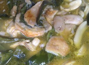 Una foto de Costillas de puerco con hongos silvestres