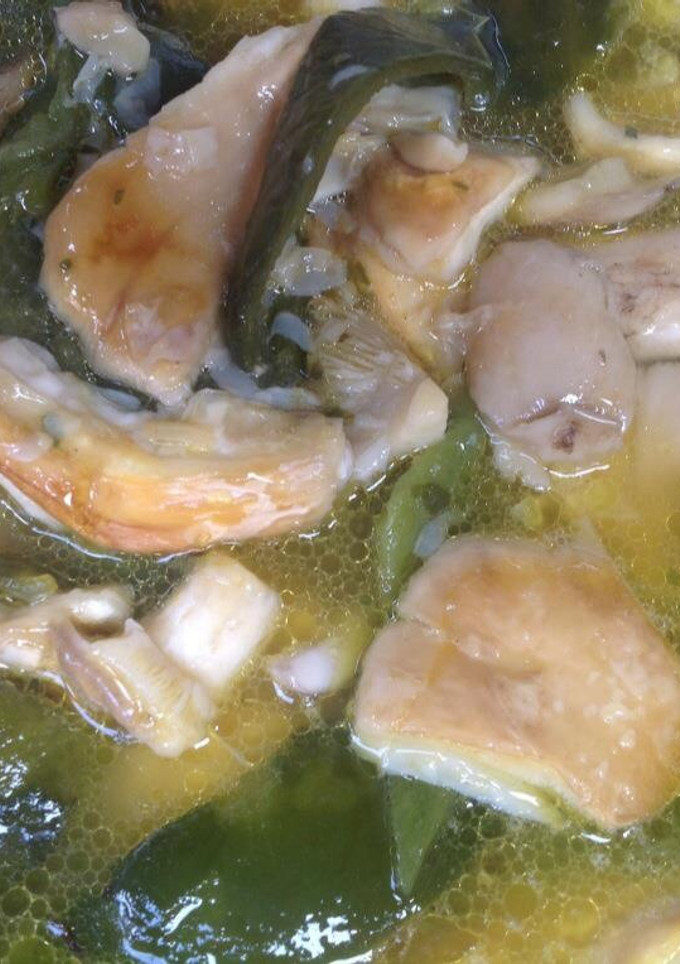 Una foto de Costillas de puerco con hongos silvestres