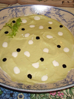 Una foto de Crema de lechuga y aguacate