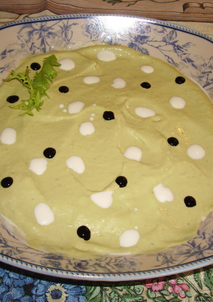 Una foto de Crema de lechuga y aguacate