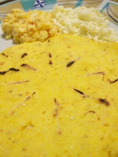 Una foto de Arepa con huevos revueltos y queso