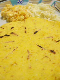 Foto principal de Arepa con huevos revueltos y queso
