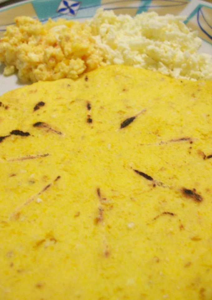 Una foto de Arepa con huevos revueltos y queso