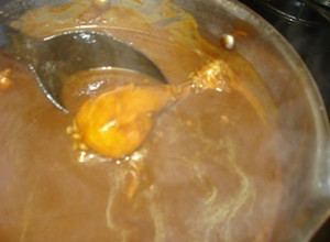Una foto de Pollo en mole de bote