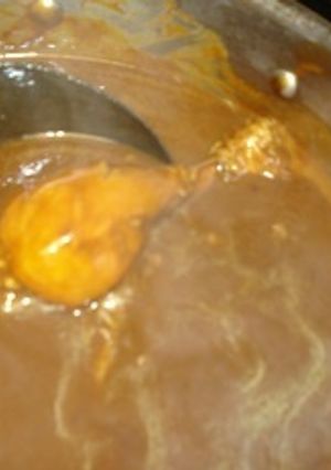 Una foto de Pollo en mole de bote