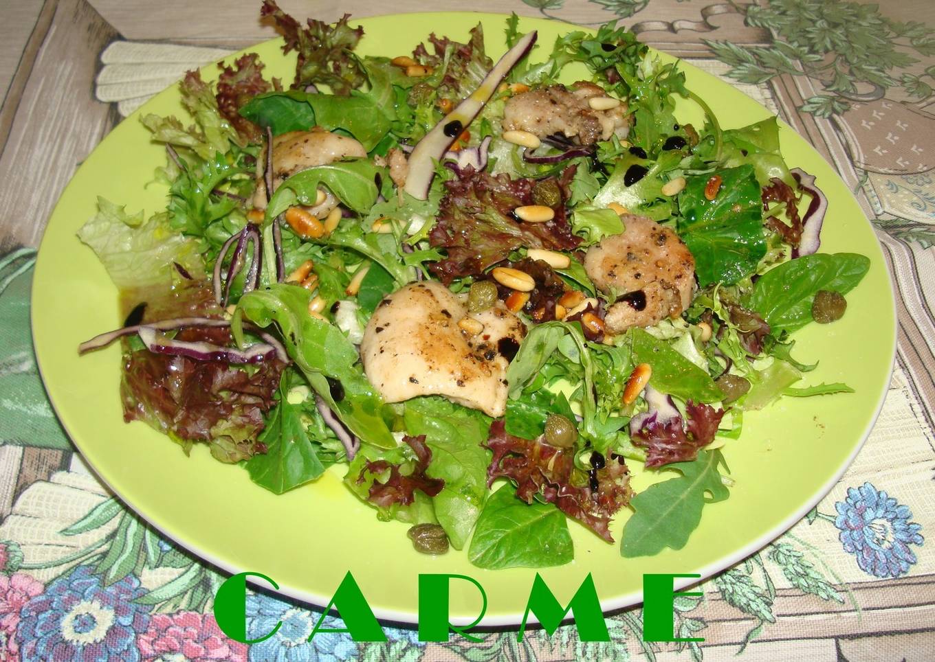 Ensalada fresca de pollo, alcaparras y piñones<br />