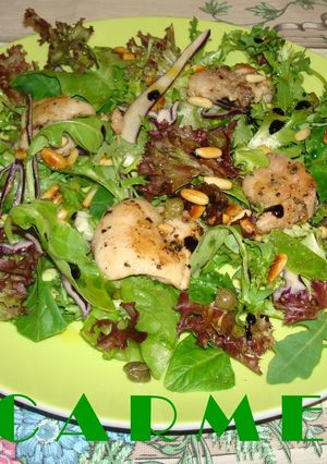 Una foto de Ensalada fresca de pollo, alcaparras y piñones