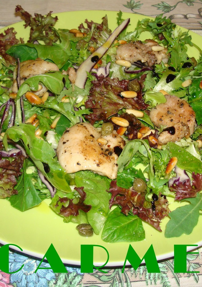 Una foto de Ensalada fresca de pollo, alcaparras y piñones