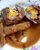 Carne rellena con omelette y tomates