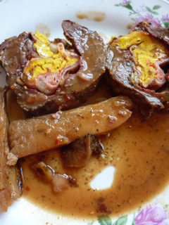 Una foto de Carne rellena con omelette y tomates