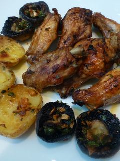 Una foto de Alitas de pollo con patatas y champiñones