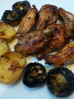 Una foto de Alitas de pollo con patatas y champiñones