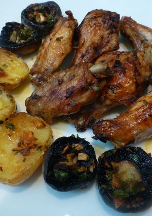 Una foto de Alitas de pollo con patatas y champiñones