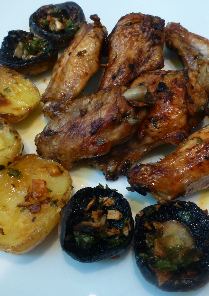 Una foto de Alitas de pollo con patatas y champiñones
