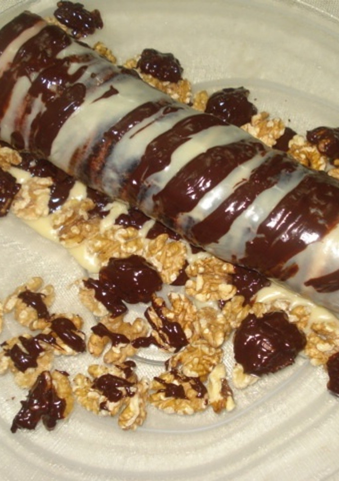 Una foto de Arrollado de pionono con puro chocolate y nueces