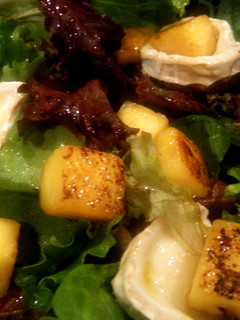 Una foto de Ensalada con rulo de cabra y piña caramelizada