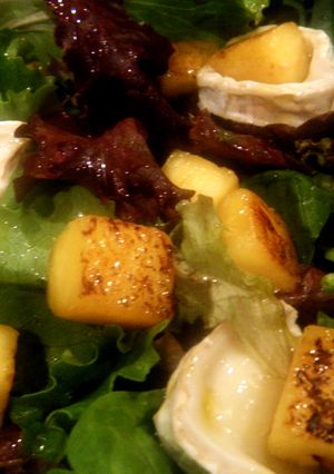 Una foto de Ensalada con rulo de cabra y piña caramelizada