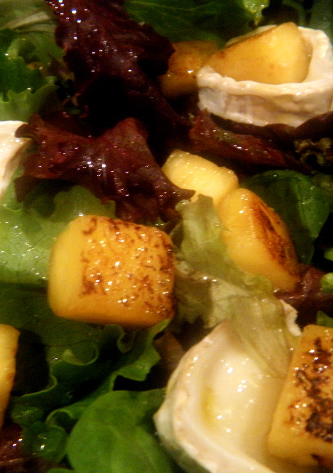 Una foto de Ensalada con rulo de cabra y piña caramelizada