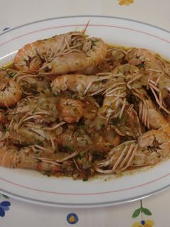 Una foto de Cigalas con salsa