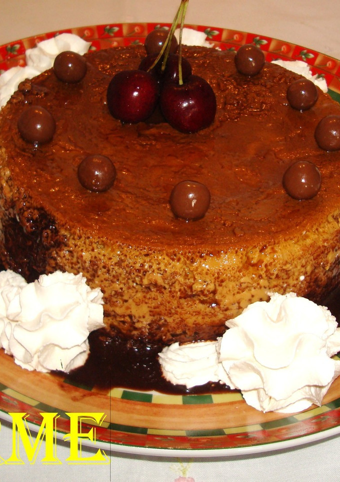 Una foto de Flan de huevo con dulce de leche y chocolate