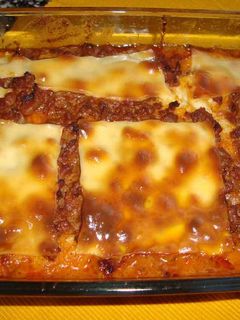 Una foto de Pastel de patatas y carne con queso
