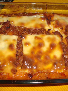 Una foto de Pastel de patatas y carne con queso