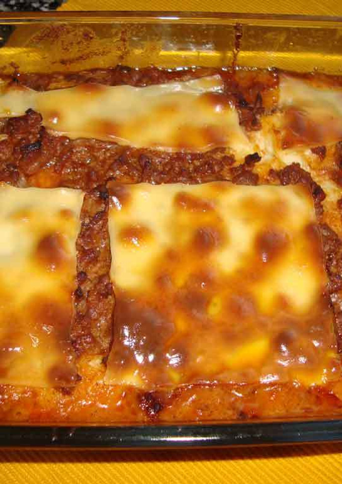 Una foto de Pastel de patatas y carne con queso
