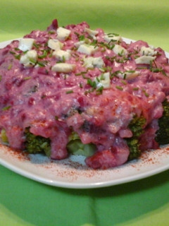 Una foto de Brocoli con bechamel rosada y queso azul