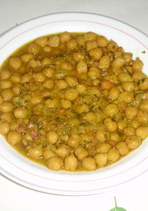 Una foto de Garbanzos con salsa