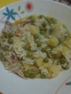 Una foto de Arroz con pollo y arvejas