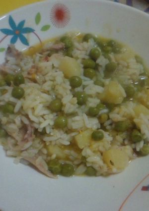 Una foto de Arroz con pollo y arvejas