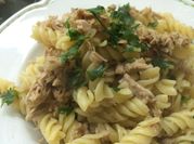 Una foto de fusilli con atun