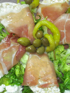 Una foto de Ensalada con tortitas de arroz